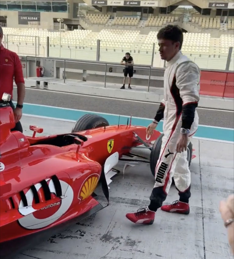 Schumacher legendás autóját vezette Charles Leclerc (videó)