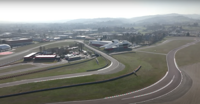 Megjött az új Ferrari, és rögtön pályára is lépett – videón az első körei!