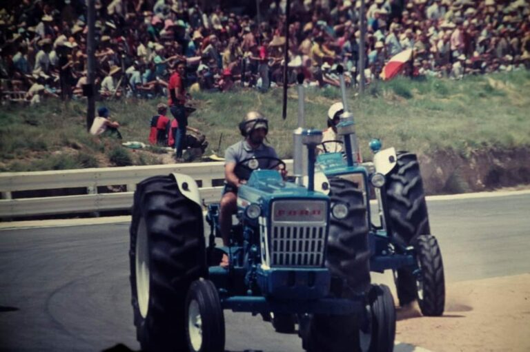 F1-es pilóták versenyeztek traktorral a nagydíjhétvégén, amelyet a Ferrari és a Renault is bojkottált