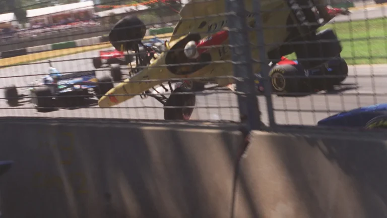 „Ha a fák közé esem, meghalok” – így törte ketté autóját az F1 veteránja (videó)