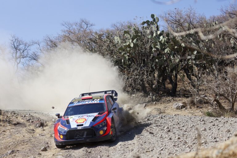 Ogier támadásba lendült, Sordo defekt miatt vesztett időt