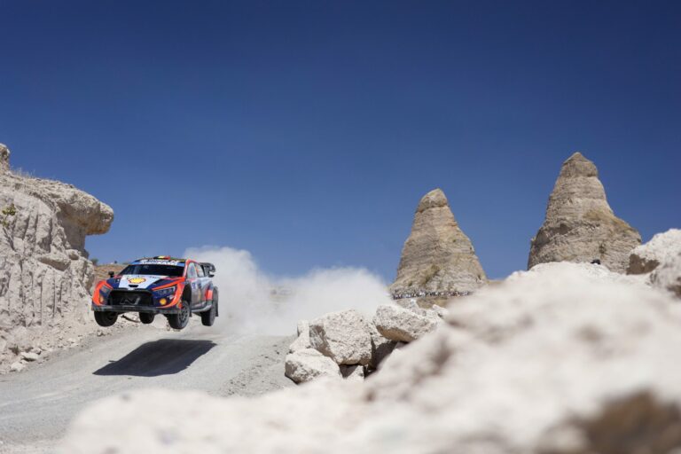 Neuville defekttel is közelebb került Evans-höz és az utolsó napon is támad