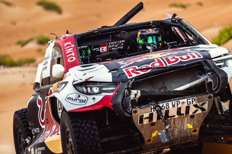 Így nézett ki a célban Al-Attiyah autója – nem tudja folytatni