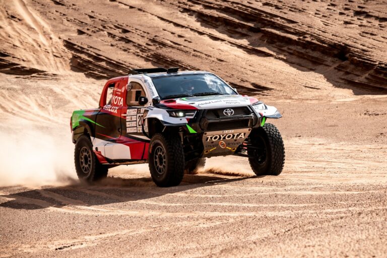 A motorosknál és az autósoknál is új győztes született Abu Dhabiban