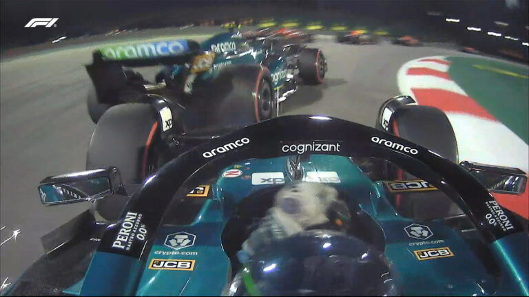 Drámai rajt Bahreinben – Alonso a csapattársával ütközött