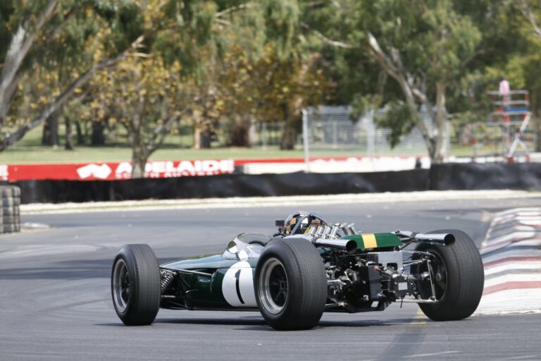 Parádés képsorok – pályán az egyedülálló volt F1-es csapat autói (videó, képek)