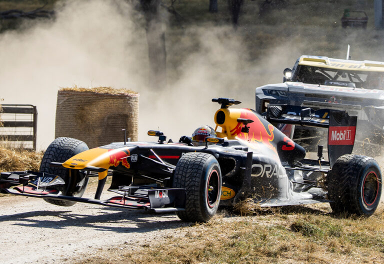 Őrült videó a Red Bulltól: Ricciardo megmutatta, hogy kell rallyautónak használni egy F1-es gépet