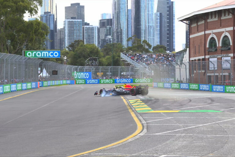 Verstappen-büntetést, látványos megpördülést és veszélyes hibát hozott a melbourne-i nyitány