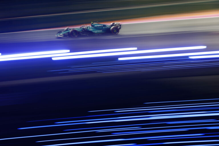 Verstappen-Alonso csata az élen, a Ferrarik és Hamilton a vert mezőnyben végzett a második edzésen