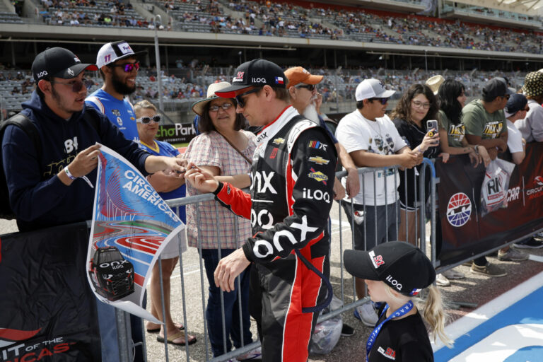 Räikkönen dobogóközelben is volt, Button majdnem elájult a NASCAR austini futamán