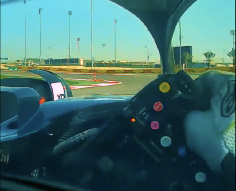 Ezt látja Alonso, miközben a mezőny egyik leggyorsabb autóját vezeti (videó)