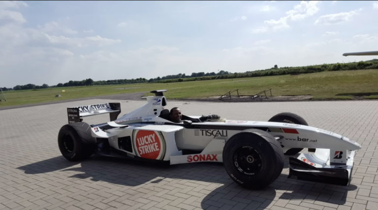 Csak üvöltő V10-es legyen – Villeneuve ikonikus F1-es autóival éli álmát az amerikai üzletember (videó)