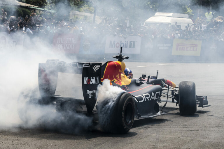 Közel 10 év után bőgött fel a Red Bull V8-asa a csapat korábbi felségterületén (videó, képek)