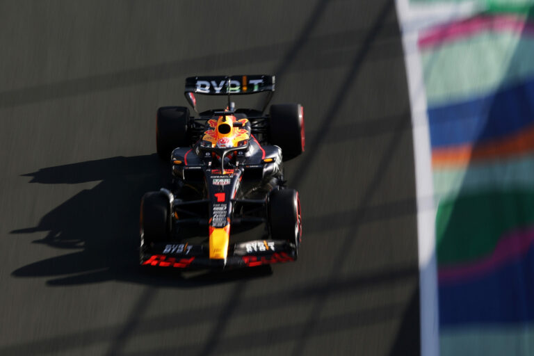 Verstappen érinthetetlen, a Ferrari és a Mercedes lassú volt a szaúdi nyitányon