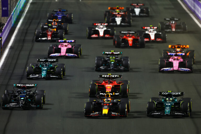 A Red Bull megállíthatatlan volt Szaúd-Arábiában, Alonso utólagos büntetéssel bukta el a dobogót