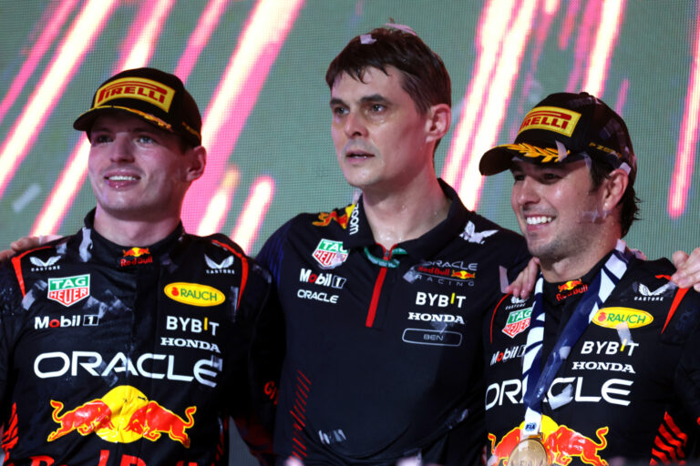 Hiába mondta a csapata, hogy ne tegye, Verstappen kegyetlenül kitolt Pérezzel a dzsiddai futam végén