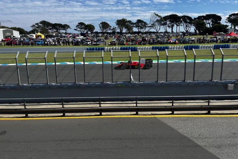 Turbómotoros Ferrari, Hunt első győztes autója – gyönyörű F1-es gépek száguldoztak a hétvégén (videó)