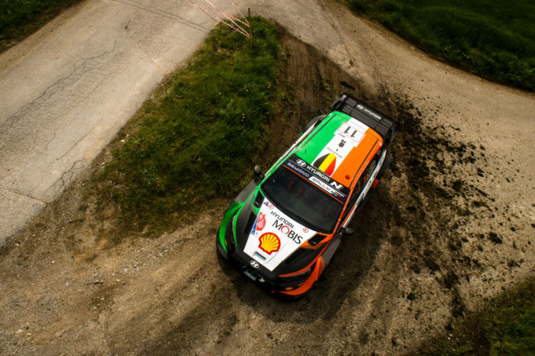 Neuville az élen, Ogier nyerte a defekt utáni kerékcsere versenyt