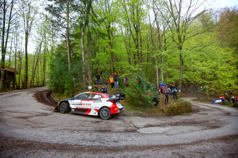 Csak a Toyota nem számít esőre, Ogier újabb szakaszt nyert