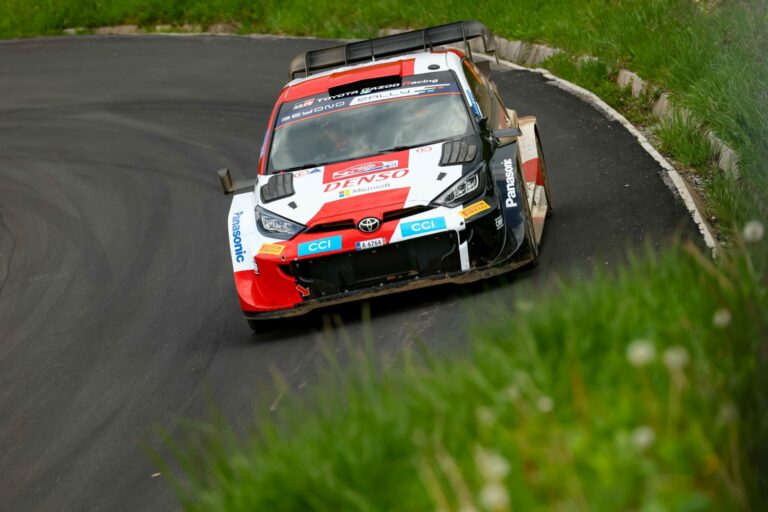 Rovanpera szakaszt nyert, Ogier elkésett, Neuville növelte előnyét