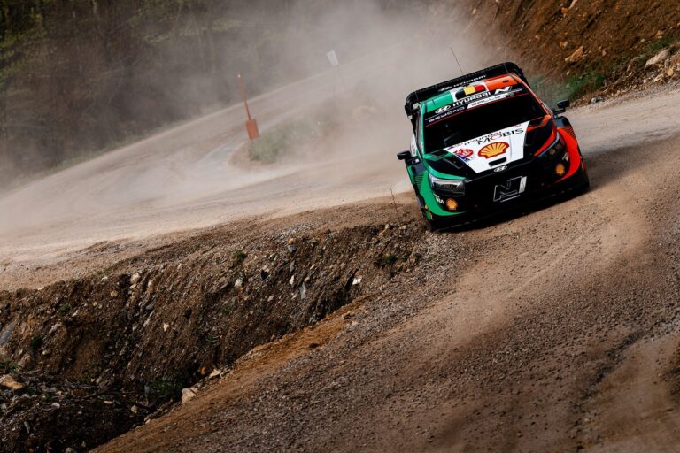 Neuville élen állva szenvedett balesetet az új pályán