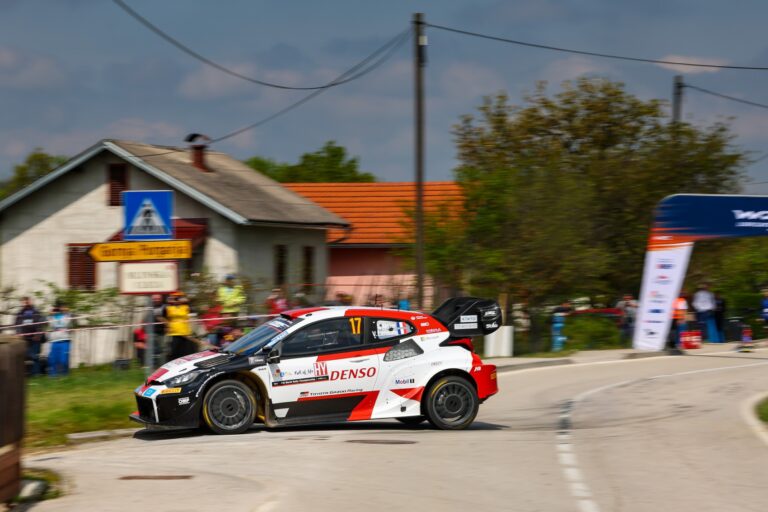 Ogier nyerte az első szakaszt, csak Neuville tudta tartani tempóját