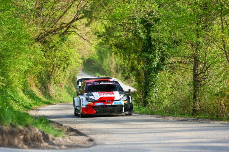 Ogier a defekt után újabb szakaszt nyert, Neuville növelte előnyét
