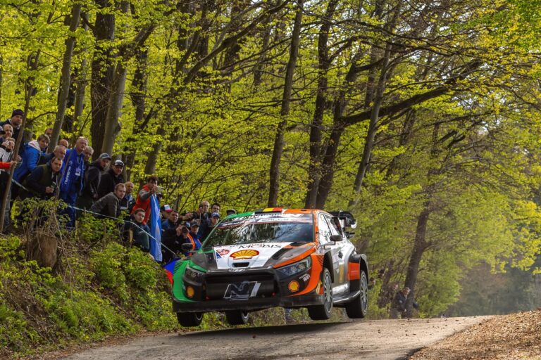 Neuville előnyt, a Toyoták defekteket gyűjtöttek délelőtt 