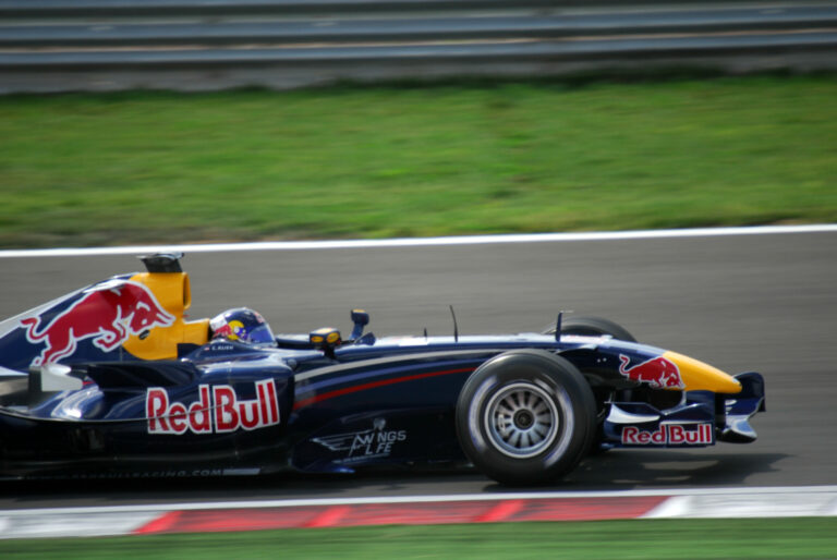 „Ilyet csak ő találhatott ki” – egészen furcsa megoldással debütált az F1-ben a Red Bull