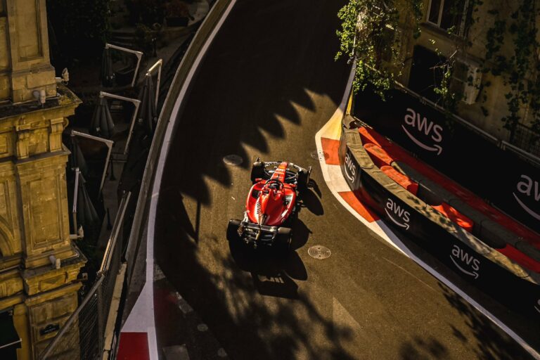 Balesetek és Mercedes-blama után Leclerc legyőzte Verstappent a bakui időmérőn