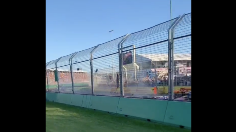 Ilyen a nézőtérről egy brutális baleset az F1-ben – törmelékek záporoztak át a kerítésen (videó)