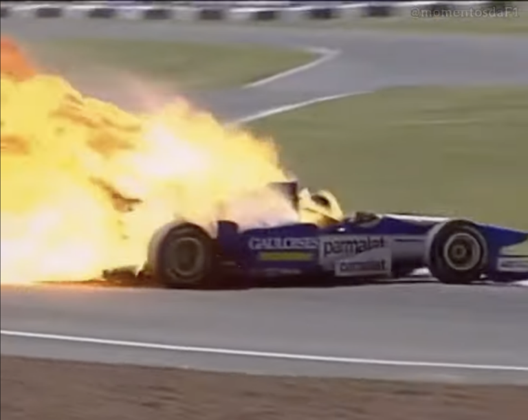 „Azt hittem, meg fogok halni” – 27 éve vált tűzgolyóvá az F1 egyik legjobb fizetős pilótája (videó)