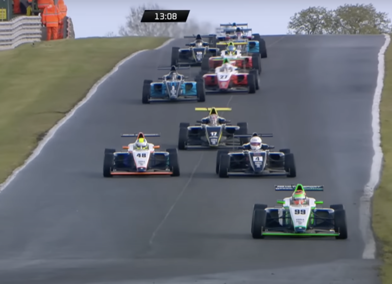 Ayrton Senna doningtoni vízen járását idézte a brit tinédzser győzelme (videó)