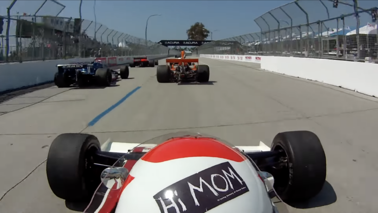 Újabb szenzációs felvételek a történelmi F1-es futamról – így repesztett Hunt 76-os McLarenje (videó)