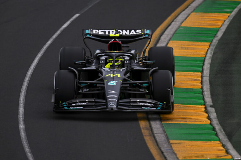 Hamilton ismét leszólta a Mercedest