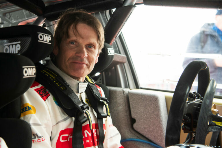 Grönholm rajthoz áll a Mitikus Autók Rallyján