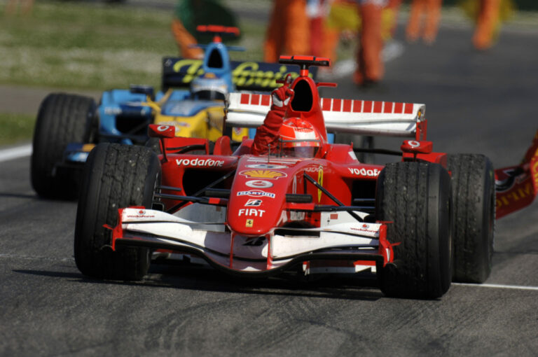 Megfordultak a szerepek: ilyen volt Schumacher és Alonso ikonikus párharcának visszavágója (videó)