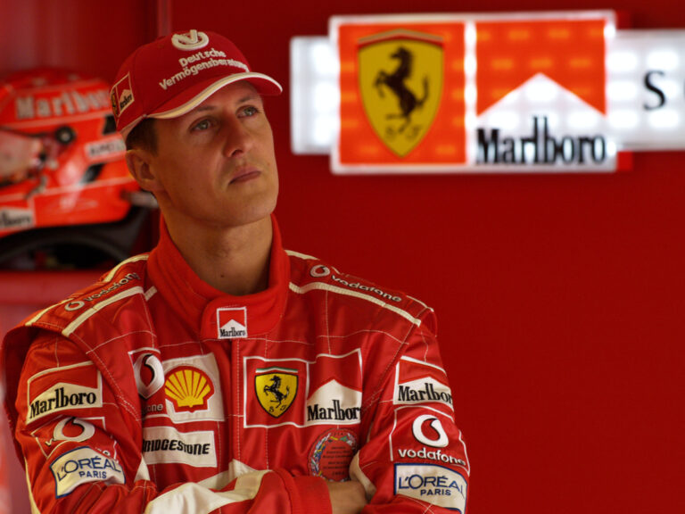 Ferrari-szurkolók tisztelegtek Monzában Schumacher és az F1 utolsó elhunytja előtt (képek)