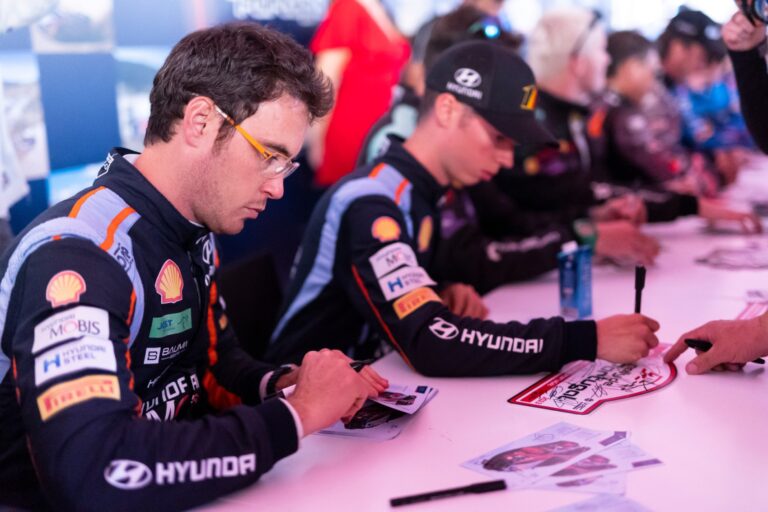 Neuville: Lehet az irodában rajzolgatni, de közben vége lesz a bajnokságnak