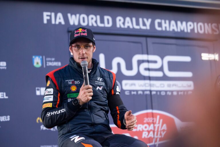 Neuville nem elégedett autójával