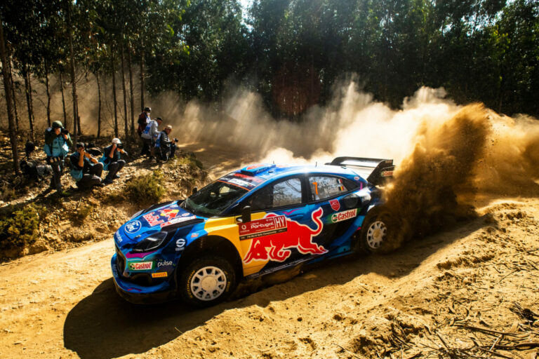 Loubet először villant idén, vezet a Portugál Rallyn 