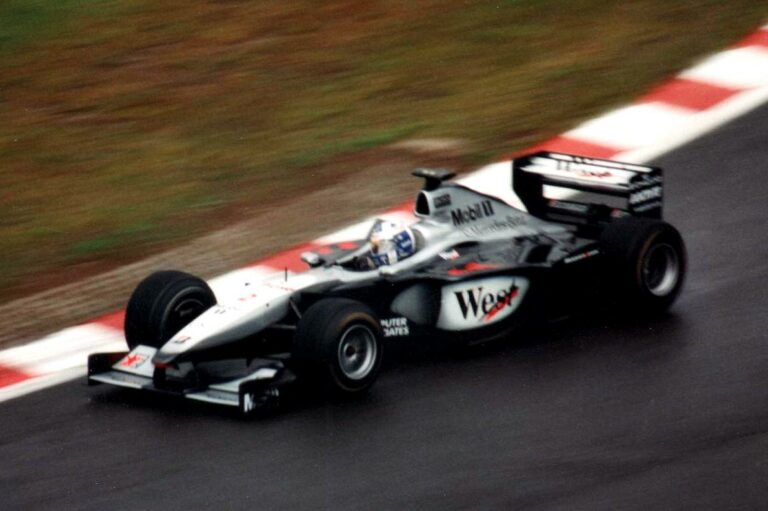 Lezuhant a repülőgépe, pár nap múlva már Schumacherrel csatázott a McLaren pilótája