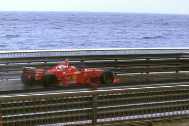 Brutális első kör után egy súlyos hiba is belefért, így oktatott Schumacher a monacói esőben