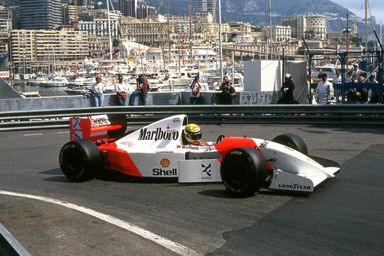 Óriásit bukott, majd Prost és Schumacher drámája után a sérült Senna lett Monaco új „hercege”