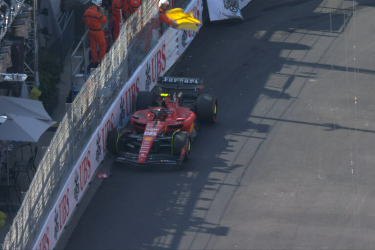 A Ferrari jól kezdett, de Sainz autót tört, a Mercedes szenvedett a monacói nyitányon
