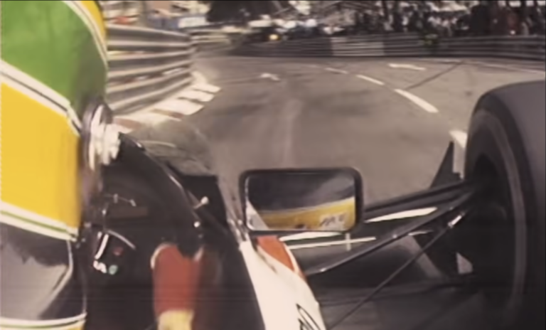 Ütközés Prosttal, csata Schumacherrel – 12 látványos fedélzeti kamerás felvétel Sennáról (videó)