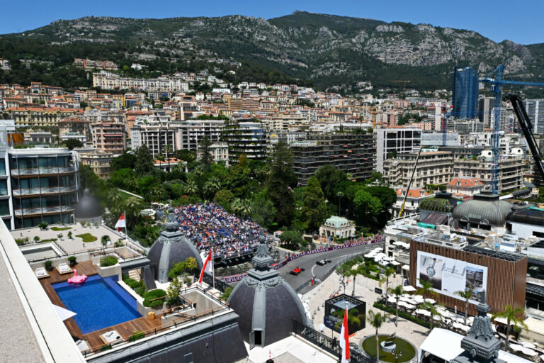 Az F1 Monacóban is lábbal tiporja a történelmet? – ráépítették a lelátót a legenda szobrára