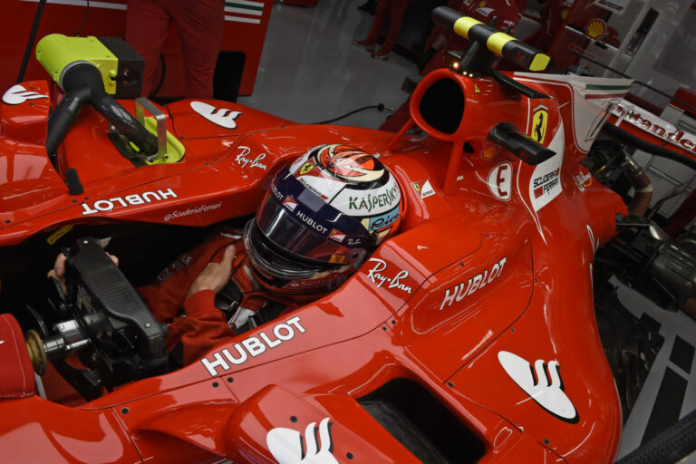 Meghajtotta Räikkönen F1-es Ferrariját a háromszoros futamgyőztes expilóta (videó)
