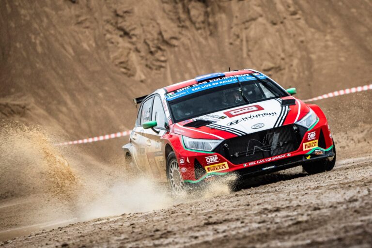 Látvány, nagy ugratások és balesetek a Liepaja Rallyn (videó)