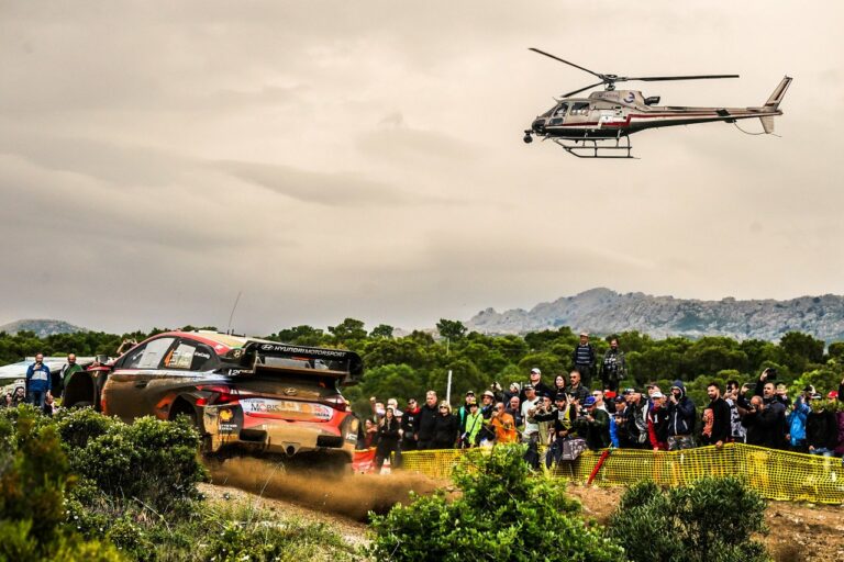 Szardínia Rally: Lappi egy hajszállal vezet, Loubet kiesett